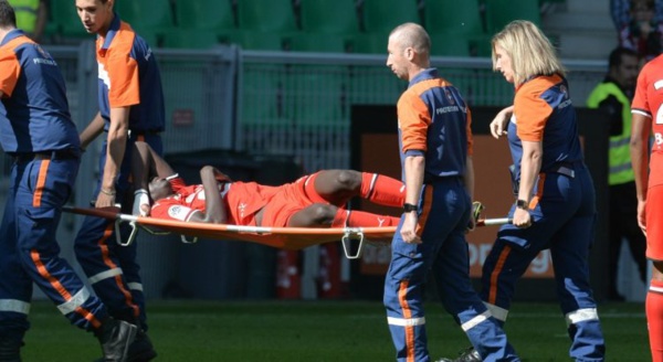 Rennes : Ismaila Sarr sort sur un tacle assassin de Mbappé Rennes : Ismaila Sarr sort sur un tacle assassin de Mbappé