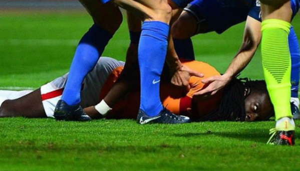 Bafétimbi Gomis victime d'un malaise en plein match (vidéo)