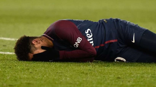 Neymar sera absent "six à huit semaines" selon son pére Neymar sera absent "six à huit semaines" selon son pére
