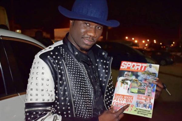 La star Waly Seck avec votre magazine SPORT221 La star Waly Seck avec votre magazine SPORT221
