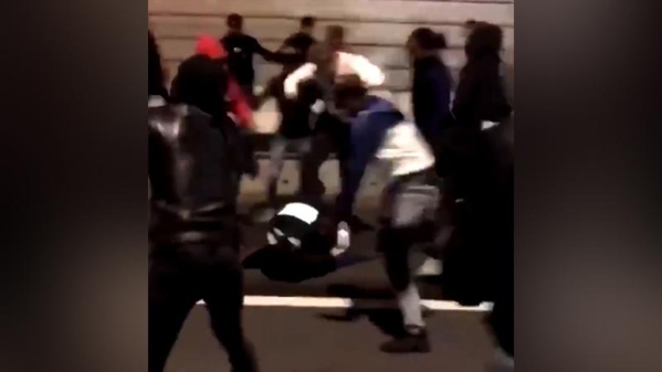 Combat Gouy-Gui-Sitteu : Les piétons, les conducteurs, et les journalistes violemment attaquée par une foule Combat Gouy-Gui-Sitteu : Les piétons, les conducteurs, et les journalistes violemment attaquée par une foule