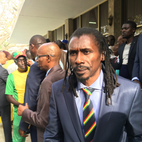 Les images de la remise du drapeau national aux lions Les images de la remise du drapeau national aux lions