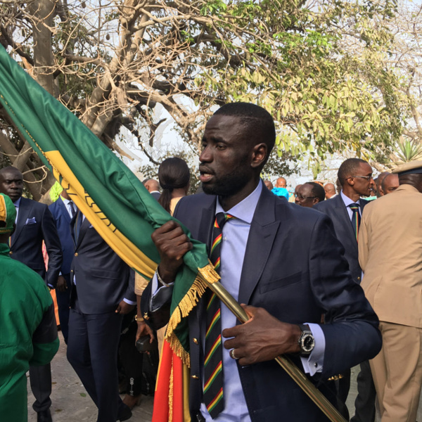 Les images de la remise du drapeau national aux lions