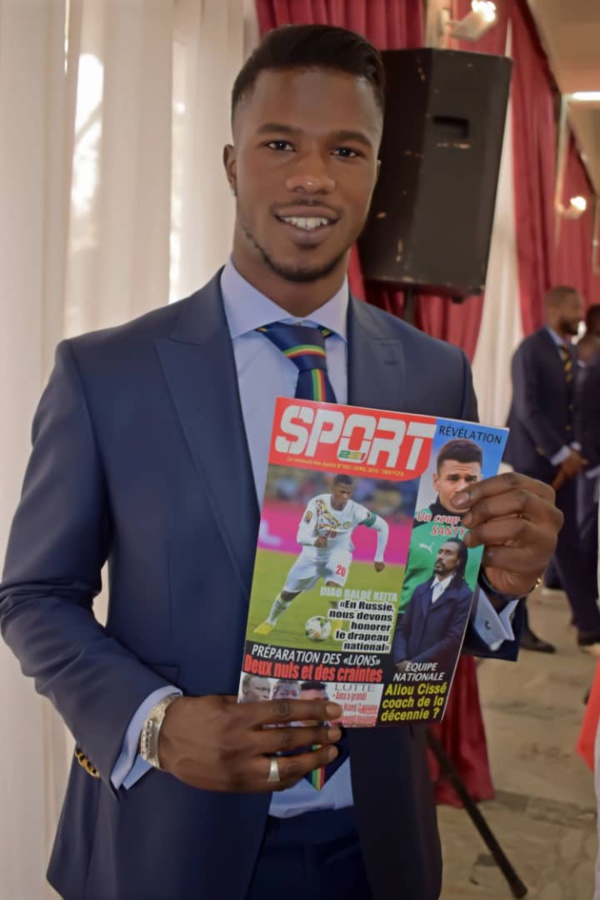 Les lions du Sénégal avec le numéro 2 de votre magazine SPORT221