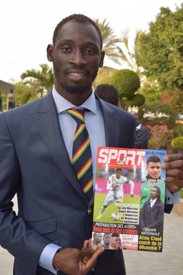 Les lions du Sénégal avec le numéro 2 de votre magazine SPORT221