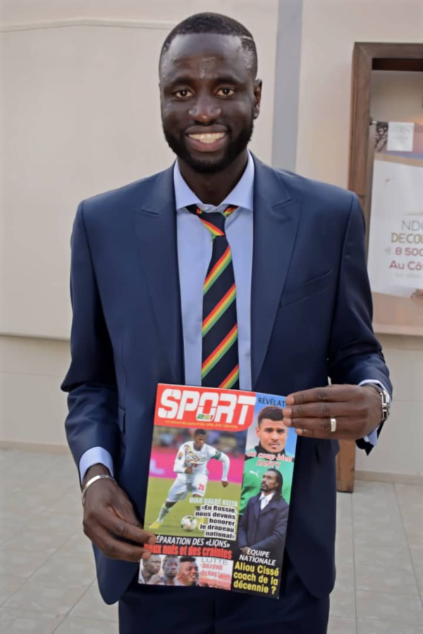 Les lions du Sénégal avec le numéro 2 de votre magazine SPORT221