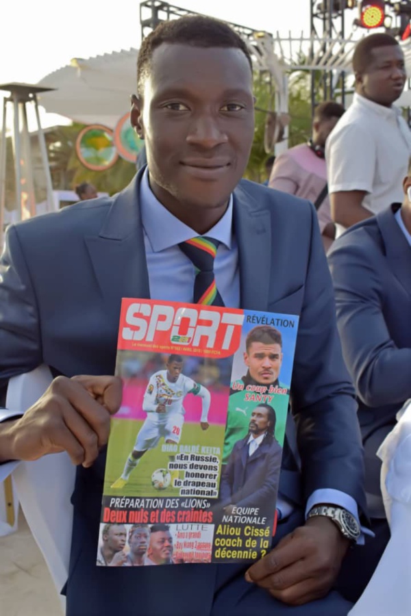 Les lions du Sénégal avec le numéro 2 de votre magazine SPORT221