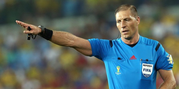 Arbitre du match d'ouverture : L'Argentin Nestor Pitana au sifflet Arbitre du match d'ouverture : L'Argentin Nestor Pitana au sifflet