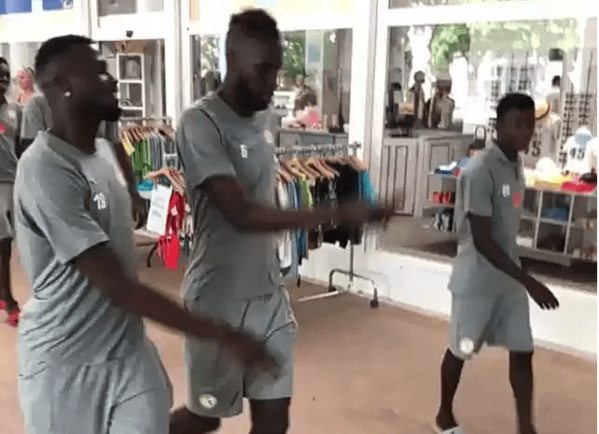 Ambiance avant le Japon : Mbaye Niang met de la joie dans la Tanière