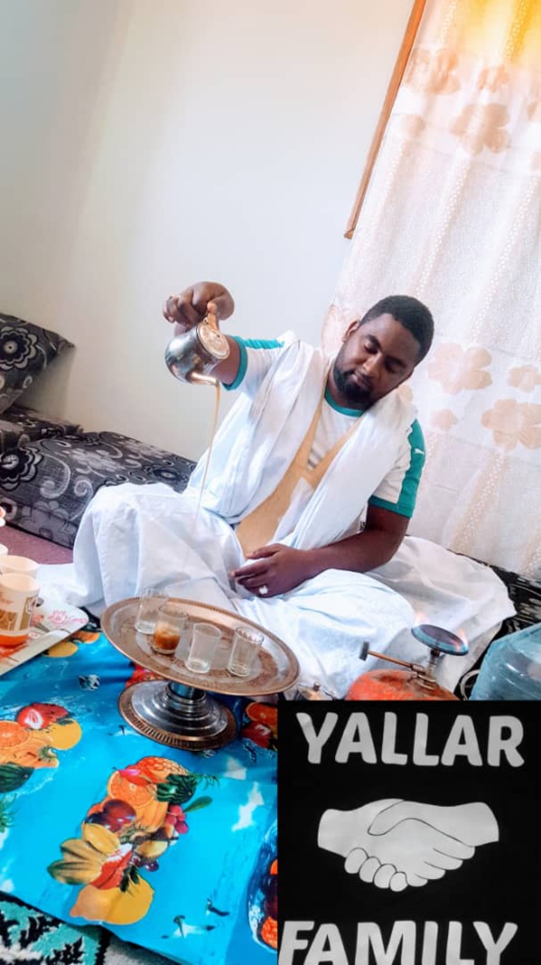 Les maures de la Commune de Diama à fond derrière les lions Les maures de la Commune de Diama à fond derrière les lions