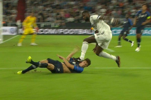 L’impressionnante blessure au cou de Pavard