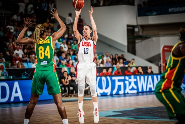 Le pivot Aicha Sidibé (dos) face à l'américaine Diana Taurasi. Photo (Fiba) Le pivot Aicha Sidibé (dos) face à l'américaine Diana Taurasi. Photo (Fiba)