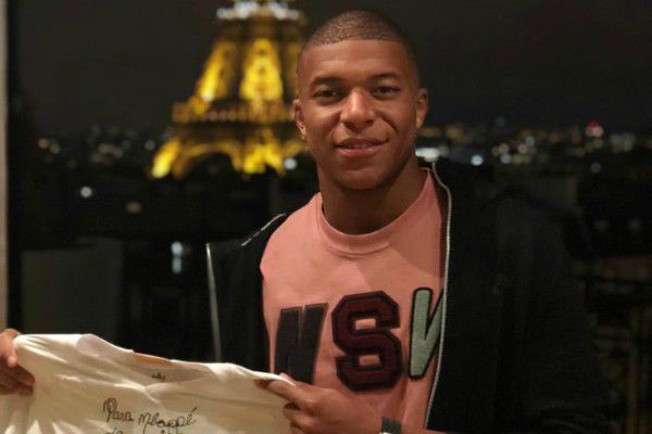 Le cadeau du Roi Pelé à Mbappé