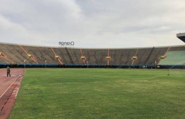 Match Sénégal-soudan : Sadio Mané tacle la pelouse du Léopold Sedar Senghor Match Sénégal-soudan : Sadio Mané tacle la pelouse du Léopold Sedar Senghor