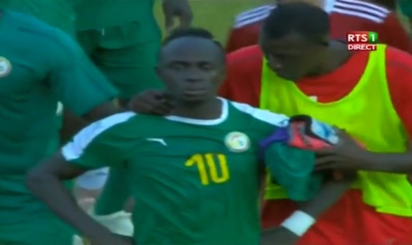 Sadio Mané inconsolable à la fin du match Sadio Mané inconsolable à la fin du match