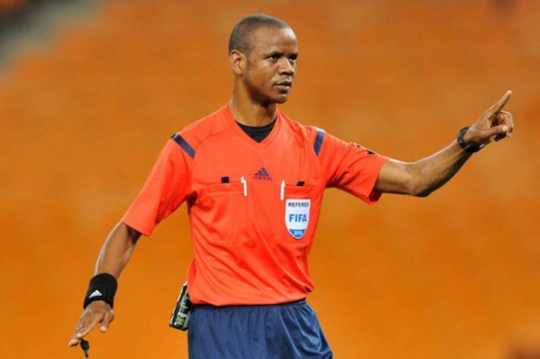 Suspendu et soupçonné de corruption, l’arbitre zambien Janny Sikazwe tente de se justifier Suspendu et soupçonné de corruption, l’arbitre zambien Janny Sikazwe tente de se justifier