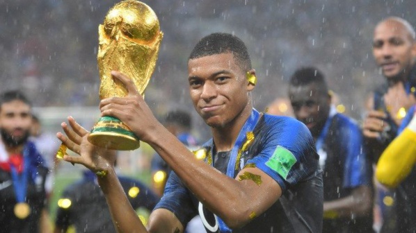 Mbappé nommé joueur français de l'année par France Football Mbappé nommé joueur français de l'année par France Football
