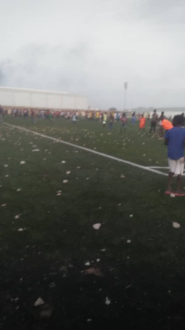 Photos : Regardez l’état du stade de Mbao, saccagé par le mouvement Navétane Photos : Regardez l’état du stade de Mbao, saccagé par le mouvement Navétane