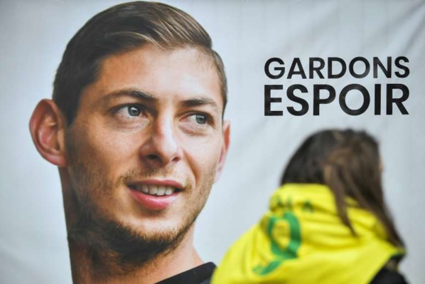 Emiliano Sala : la famille prête à payer des bateaux privés pour continuer les recherches Emiliano Sala : la famille prête à payer des bateaux privés pour continuer les recherches