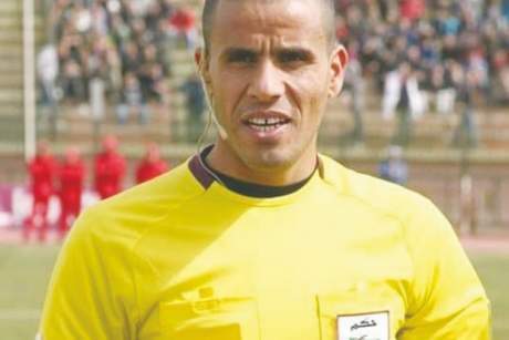 Vidéo-Insolite en Algérie : un arbitre donne deux cartons jaunes à un joueur et le laisse poursuivre le match