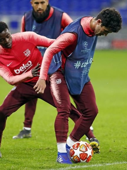 Photos-Barcelone : Moussa Wagué se prend en photo avec Leo Messi Photos-Barcelone : Moussa Wagué se prend en photo avec Leo Messi