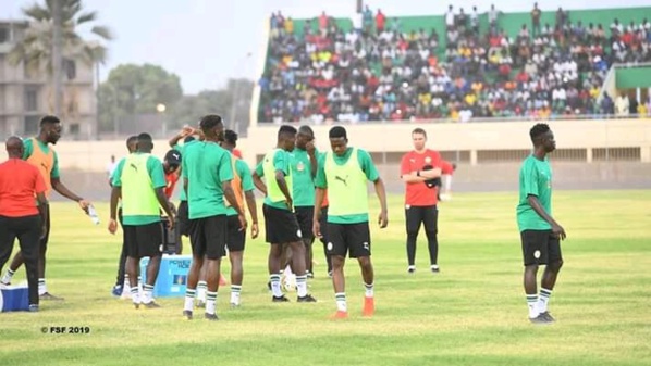 Amical Sénégal-Mali : les joueurs des deux équipes se chambrent avant le derby Amical Sénégal-Mali : les joueurs des deux équipes se chambrent avant le derby