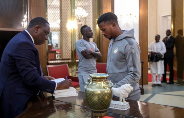 Sadio Mané et Keita Baldé reçus par le Président Macky Sall Sadio Mané et Keita Baldé reçus par le Président Macky Sall