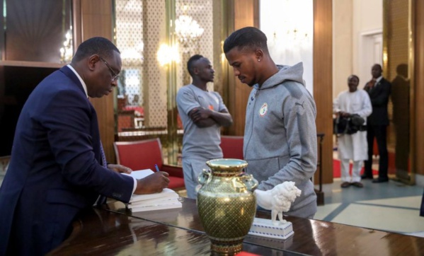 Sadio Mané et Keita Baldé reçus par le Président Macky Sall Sadio Mané et Keita Baldé reçus par le Président Macky Sall
