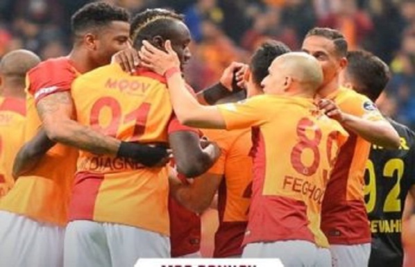 Galatasaray : Mbaye Diagne fait taire les critiques et pose avec Didier Drogba