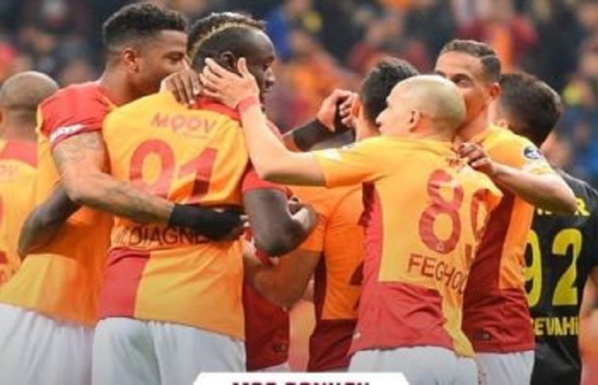 Galatasaray : Mbaye Diagne fait taire les critiques et pose avec Didier Drogba Galatasaray : Mbaye Diagne fait taire les critiques et pose avec Didier Drogba