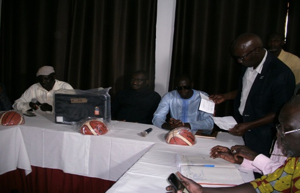 Basketball : la FSBB offre des matériels aux clubs de Saint-Louis et promet…. Basketball : la FSBB offre des matériels aux clubs de Saint-Louis et promet….