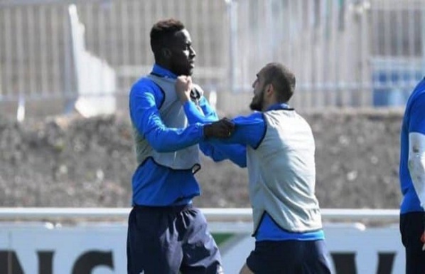 Schalke 04 : une bagarre s’est déclenchée entre Salif Sané et Nabil Bentaleb Schalke 04 : une bagarre s’est déclenchée entre Salif Sané et Nabil Bentaleb