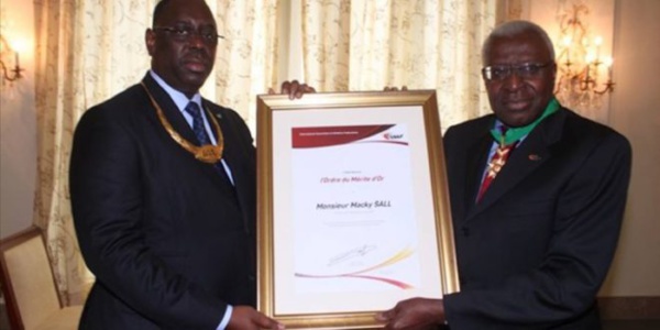Paris : Lamine Diack reçu en audience par le Président Macky Sall Paris : Lamine Diack reçu en audience par le Président Macky Sall