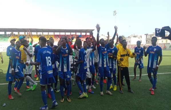 Finale Coupe du Sénégal cadet : Mamadou Diawara donne le trophée à la Linguère de Saint-Louis Finale Coupe du Sénégal cadet : Mamadou Diawara donne le trophée à la Linguère de Saint-Louis