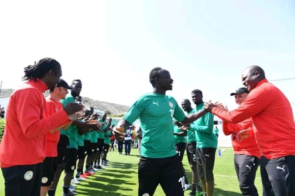 Tanière des Lions : une haie d'honneur pour Sadio Mané. Tanière des Lions : une haie d'honneur pour Sadio Mané.