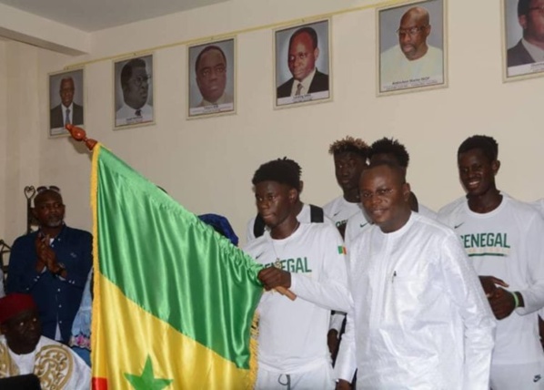 Remise de drapeau aux Lionceaux : Matar Ba: « En Grèce, faites preuve de courage et de détermination… » Remise de drapeau aux Lionceaux : Matar Ba: « En Grèce, faites preuve de courage et de détermination… »