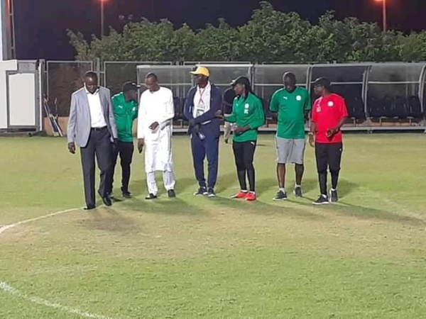 CAN 2019 : Matar Bâ au galop d’entraînement de ce vendredi pour féliciter et encourager les Lions CAN 2019 : Matar Bâ au galop d’entraînement de ce vendredi pour féliciter et encourager les Lions