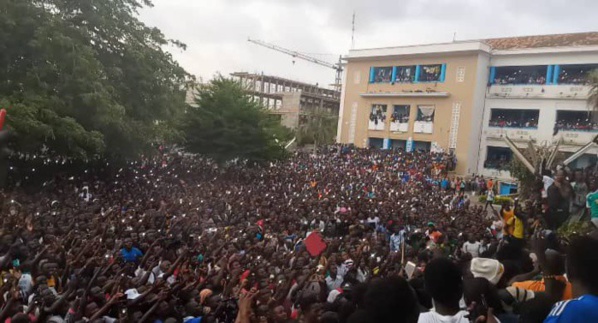 Sadio Mané à l’UCAD: les étudiants assiègent la loge officielle à coups de pierres Sadio Mané à l’UCAD: les étudiants assiègent la loge officielle à coups de pierres