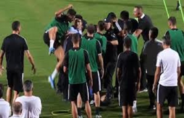 Insolite : Ronaldo saute sur un agent de sécurité lors d’un envahissement de terrain Insolite : Ronaldo saute sur un agent de sécurité lors d’un envahissement de terrain