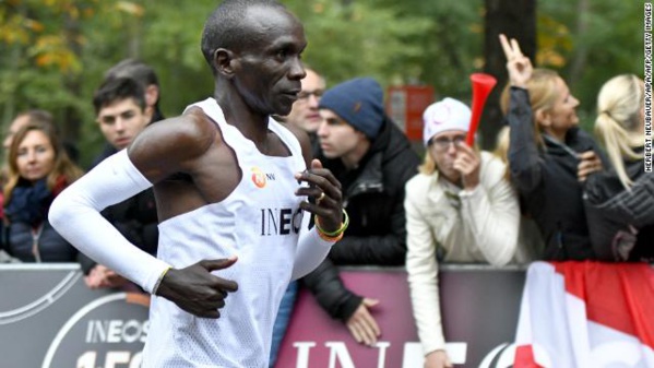 Le Kényan Eliud Kipchoge devient le premier homme à faire un marathon en moins de 2 heures Le Kényan Eliud Kipchoge devient le premier homme à faire un marathon en moins de 2 heures