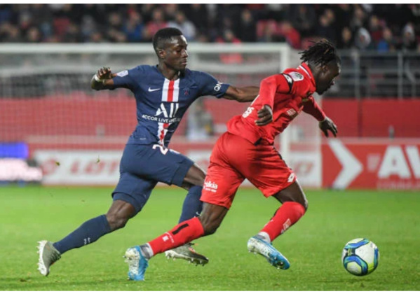 Dijon 2-1 PSG : Gueye chute face à un grand Alfred Gomis Dijon 2-1 PSG : Gueye chute face à un grand Alfred Gomis