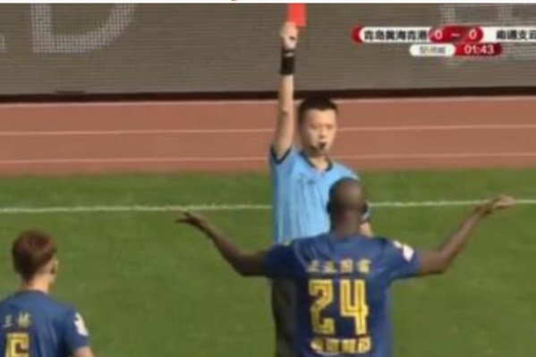 Yaya Touré expulsé pour une faute commise au bout de dix secondes Yaya Touré expulsé pour une faute commise au bout de dix secondes