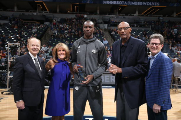 NBA : Gorgui Sy Dieng reçoit un prix grâce à ses actions sociales au Sénégal NBA : Gorgui Sy Dieng reçoit un prix grâce à ses actions sociales au Sénégal