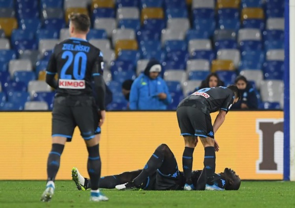 Naples : Kalidou Koulibaly sort sur blessure après quatre minutes de jeu Naples : Kalidou Koulibaly sort sur blessure après quatre minutes de jeu