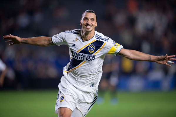 ZLATAN attendu comme le Messie à Milan ZLATAN attendu comme le Messie à Milan