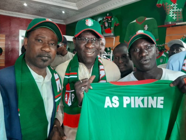 Ligue 1 : l’AS Pikine ouvre sa propre boutique pour vendre ses maillots et accessoires Ligue 1 : l’AS Pikine ouvre sa propre boutique pour vendre ses maillots et accessoires