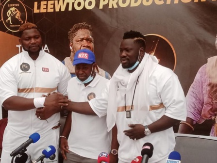 VIDEO : Pape Thialis Faye a officialisé le combat Boy Niang 2 vs Tapha Tine VIDEO : Pape Thialis Faye a officialisé le combat Boy Niang 2 vs Tapha Tine