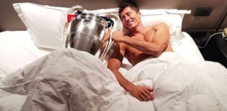 Lewandowski a passé la nuit avec le trophée de la Ligue des champions Lewandowski a passé la nuit avec le trophée de la Ligue des champions