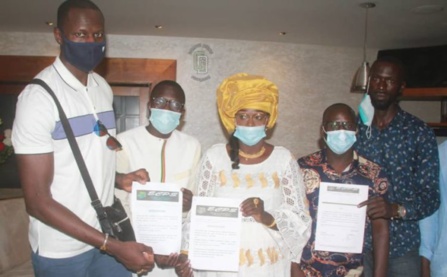 Gorgui Sy Dieng a remis un chèque à Niominka pour la réfection des maternités ! Gorgui Sy Dieng a remis un chèque à Niominka pour la réfection des maternités !