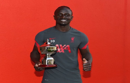 Elu meilleur joueur de la Premier League par les fans, Sadio Mané a reçu son trophée